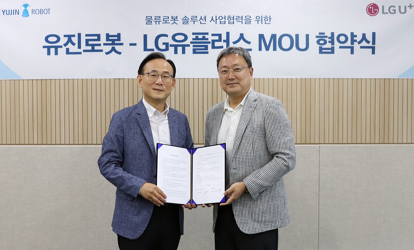 LG유플러스 임장혁 기업신사업그룹장(사진 오른쪽)과 유진로봇 박성주 대표(왼쪽)이 업무협약식에서 기념 촬영을 하는 모습