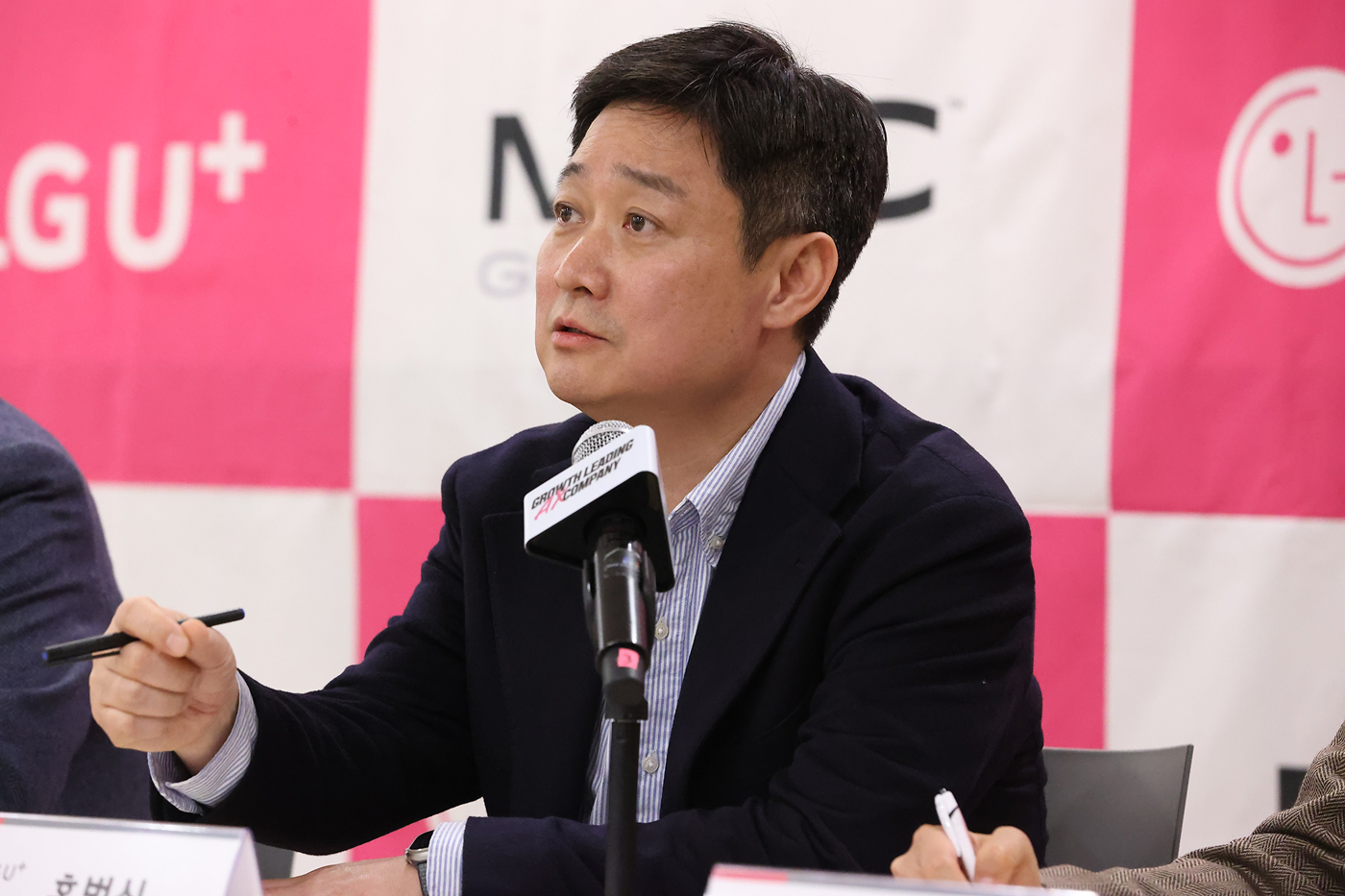 스페인 바르셀로나에서 열린 MWC25 기자간담회에 참석한 LG유플러스 홍범식 사장의 모습