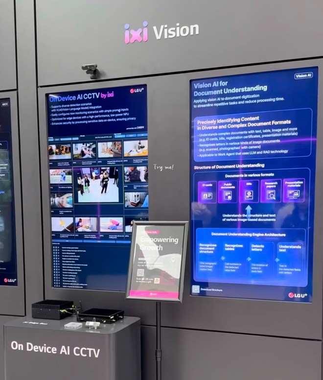 ixi Vision의 기술 시연 부스 부스에는 'On Device AI CCTV'와 '문서 이해를 위한 Vision AI'에 대한 정보가 담긴 디스플레이가 설치되어 있다