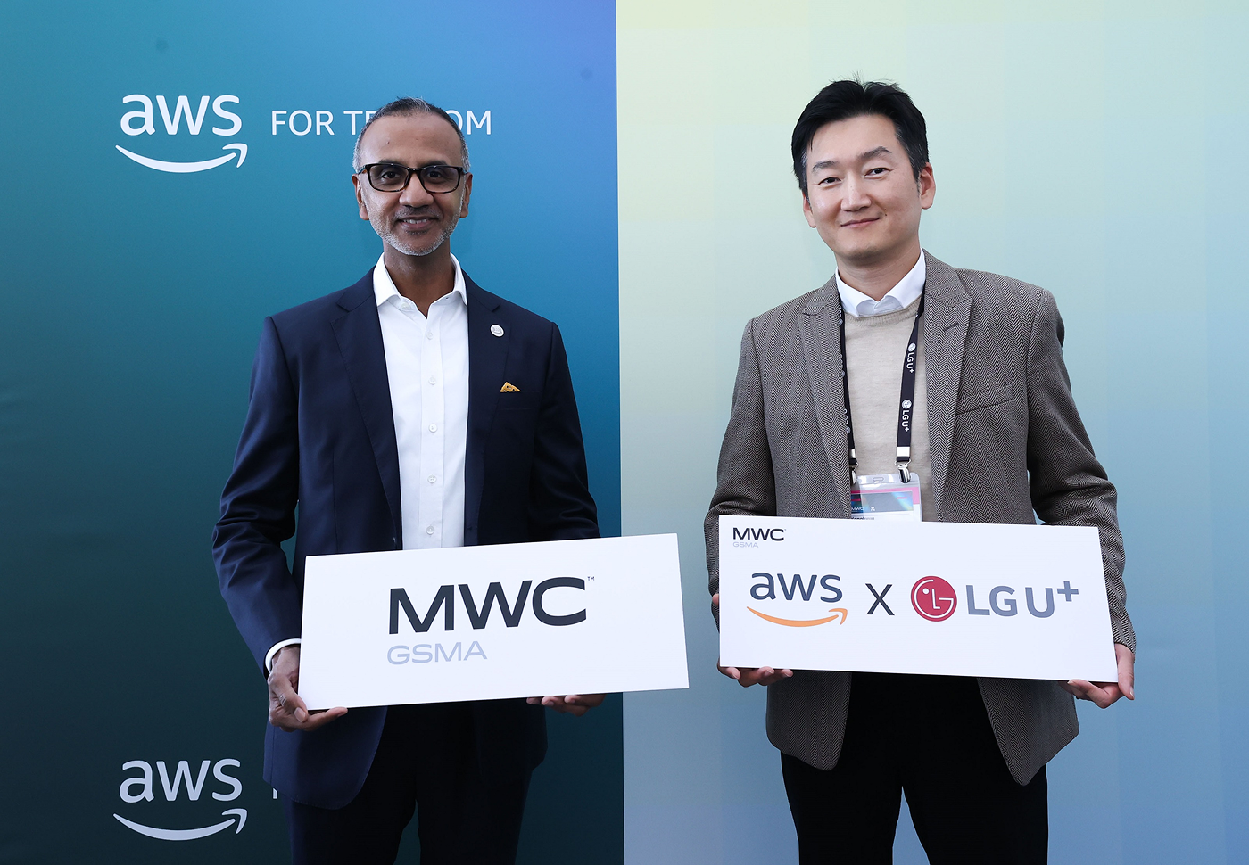 사진은 MWC25에서 진행된 업무협약식에 참석한 LG유플러스 권용현 기업부문장(오른쪽)과 AWS 젠스 나가라잔 아시아태평양 및 일본 통신 사업 총괄의 모습