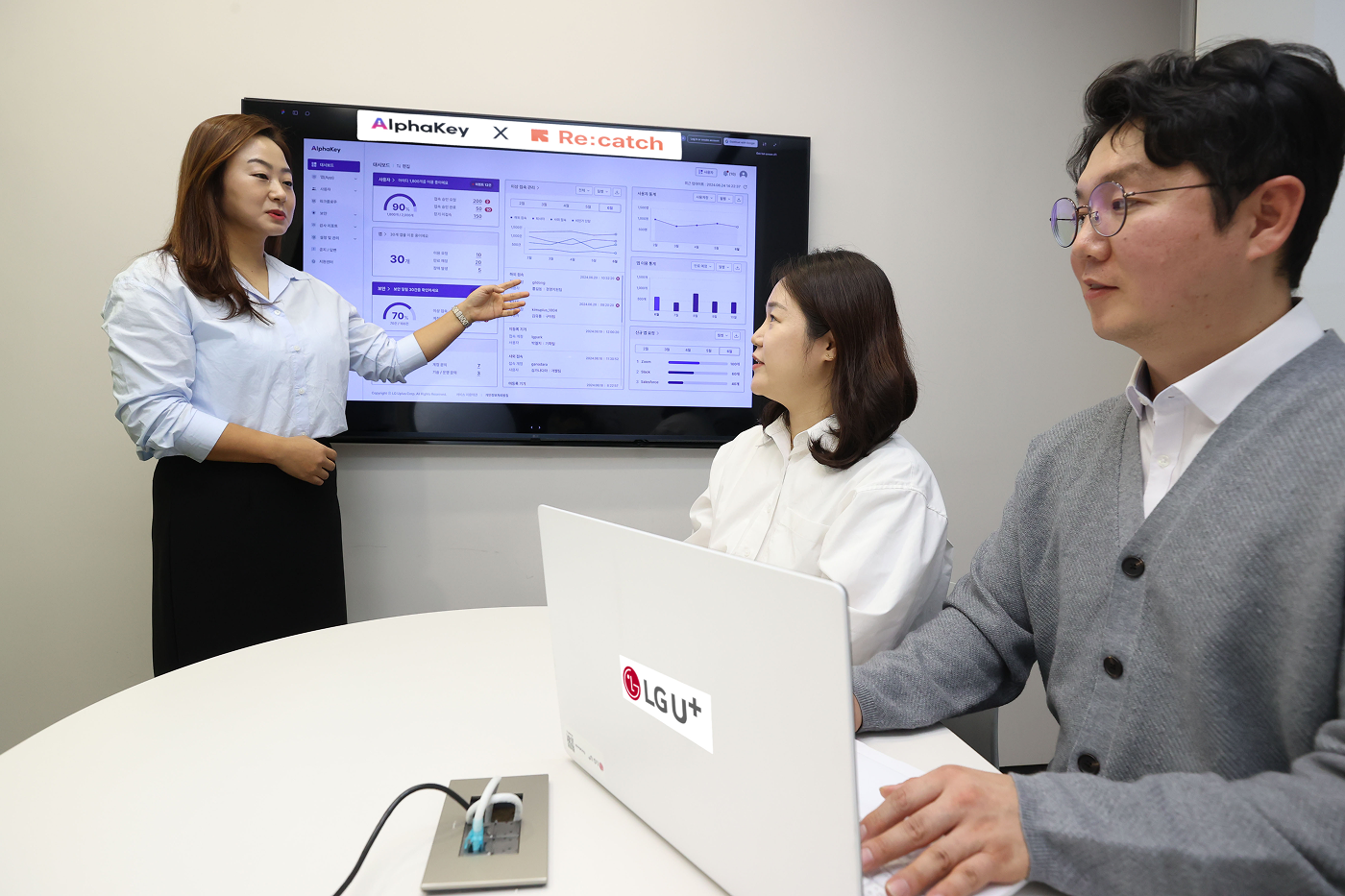 사진은 LG유플러스 직원들이 알파키를 소개하고 있는 모습