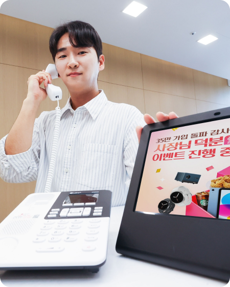 전화 받고 있는 사장님 사진