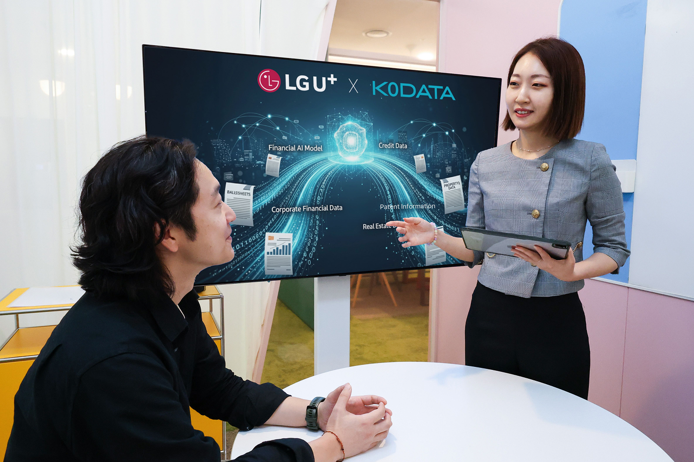 사진은 LG유플러스 직원들이 금융 특화 AI를 소개하고 있는 모습