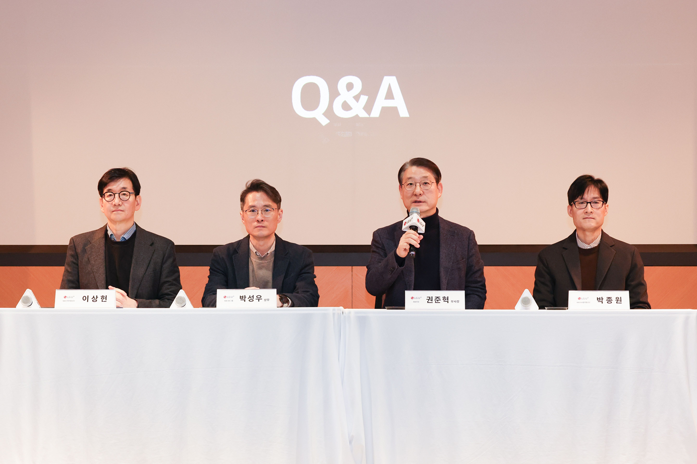 사진
은 LG유플러스 직원이 AI 자율주행 로봇 ‘U-BOT’을 소개하는 모습