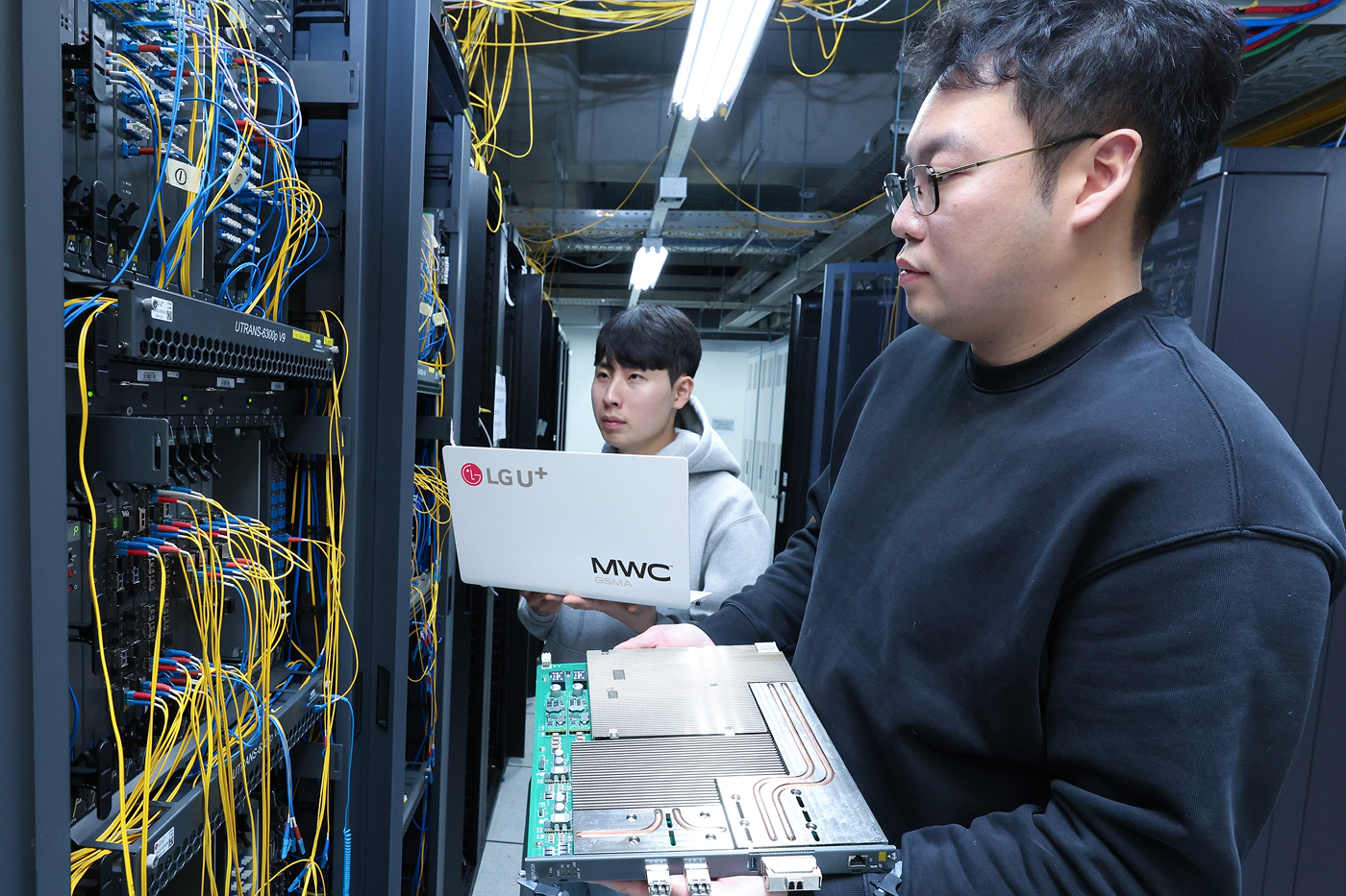 사진은 LG유플러스 임직원들이 양자내성암호(PQC) 광전송장비를 소개하고 있는 모습.
