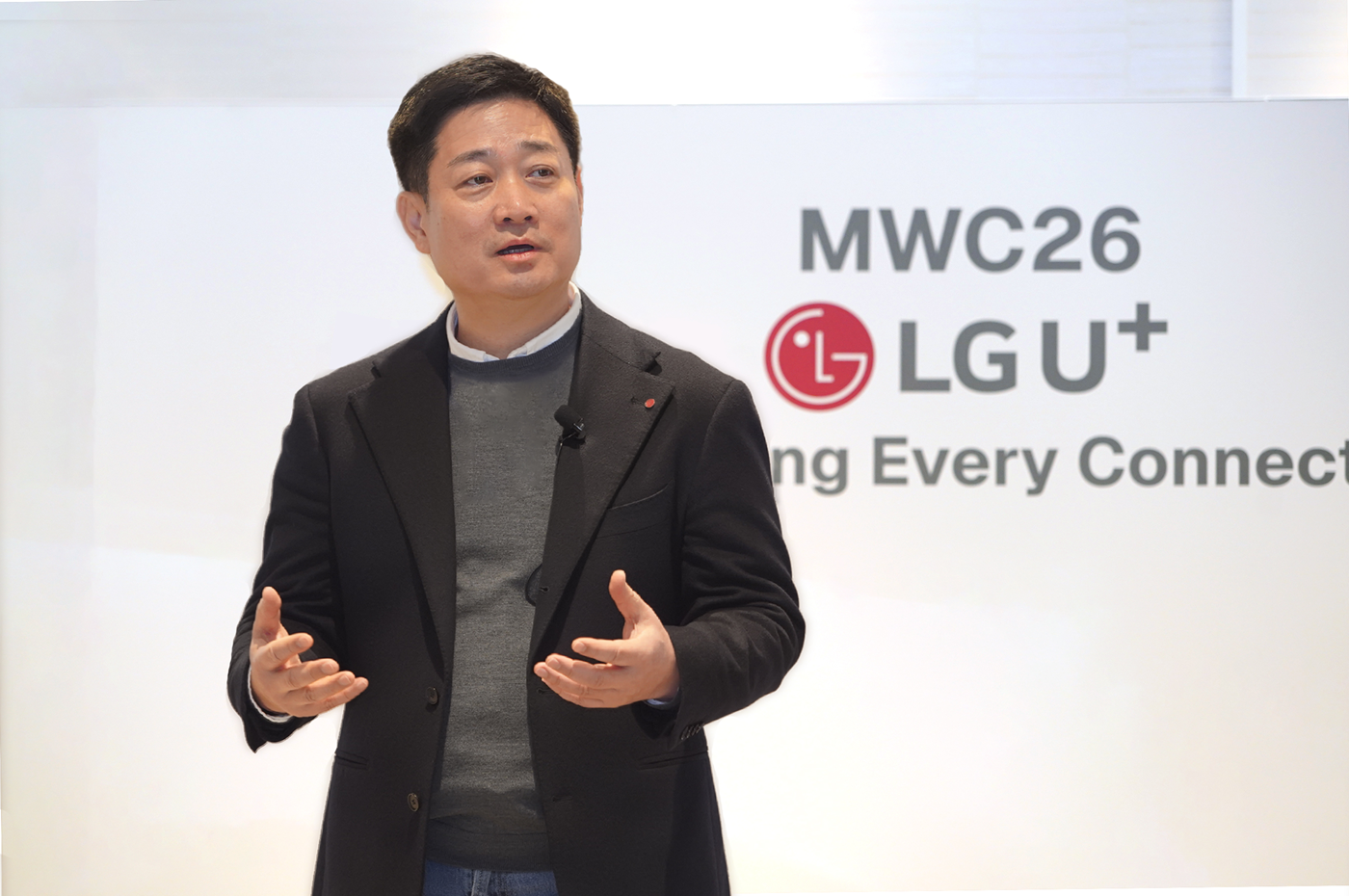 지난 4일(현지시간) 스페인 바르셀로나에서 열린 MWC26 기자 간담회에 참석한 홍범식 CEO의 모습.