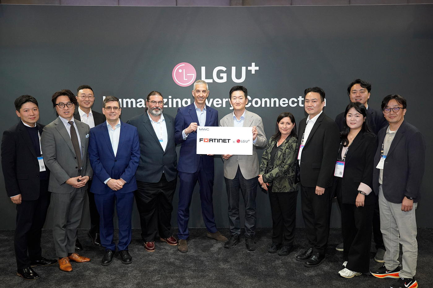 MWC26 LG유플러스 전시부스에서 열린 협약식에서 권용현 LG유플러스 엔터프라이즈부문장(오른쪽)과 토마스 데뤼(Thomas Desrues) 포티넷 유럽·중동·아프리카 및 남아시아 채널 영업총괄(왼쪽)이 기념사진을 촬영하는 모습
