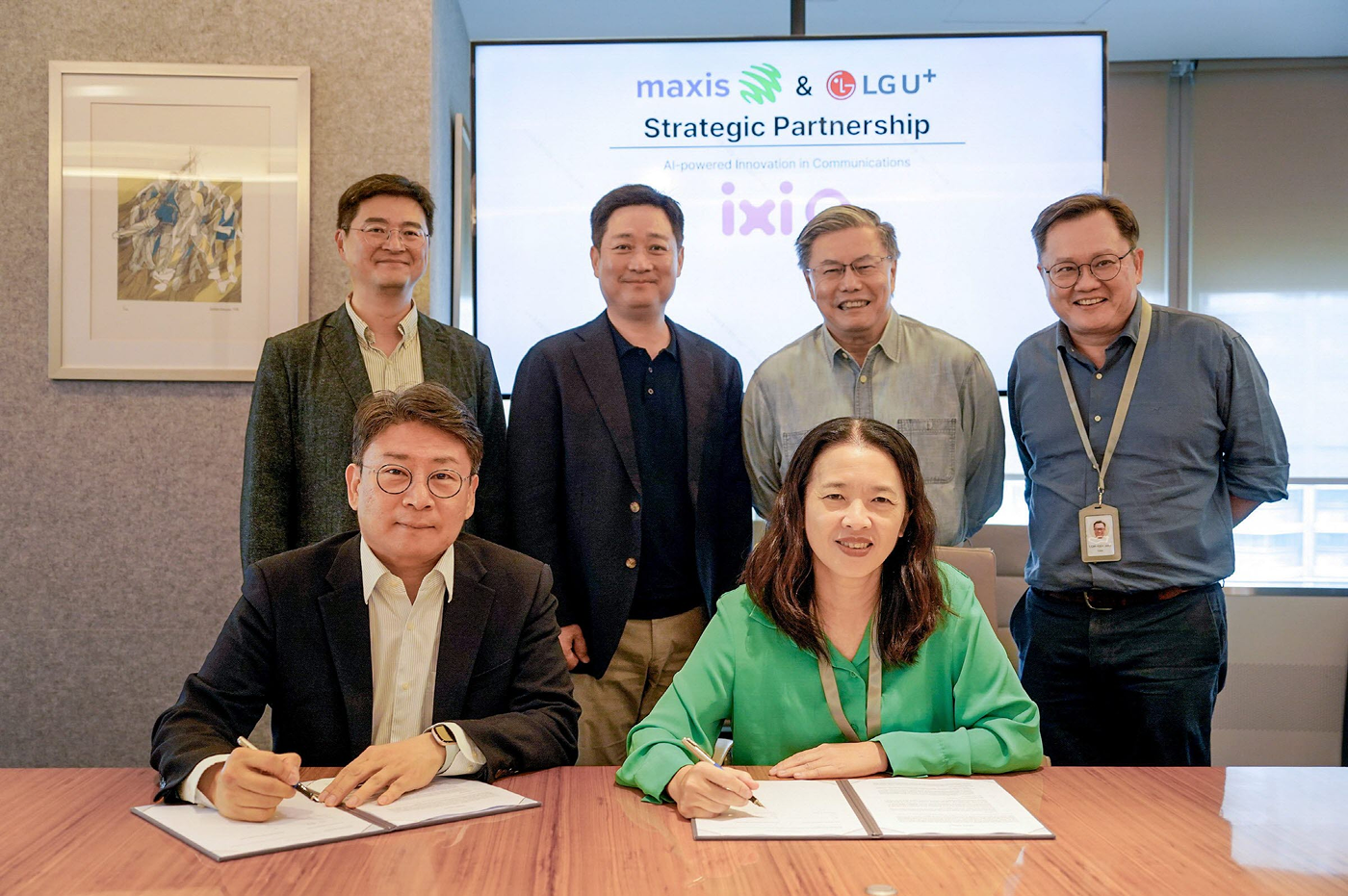 LG유플러스는 말레이시아 선도 통신 사업자인 맥시스(Maxis)와 AI 통화 서비스 ‘익시오
(ixi-O)’의 말레이시아 상용 출시를 추진하기로 합의했다고 12일 밝혔다. 홍범식 LG유플러
스 대표(뒷줄 왼쪽에서 두 번째)와 맥시스 고 쇼 엥(Goh Seow Eng) CEO(뒷줄 왼쪽에서
세 번째)를 비롯한 양사 주요 경영진이 말레이시아 현지에서 진행된 협약식에서 기념촬
영을 하는 모습.