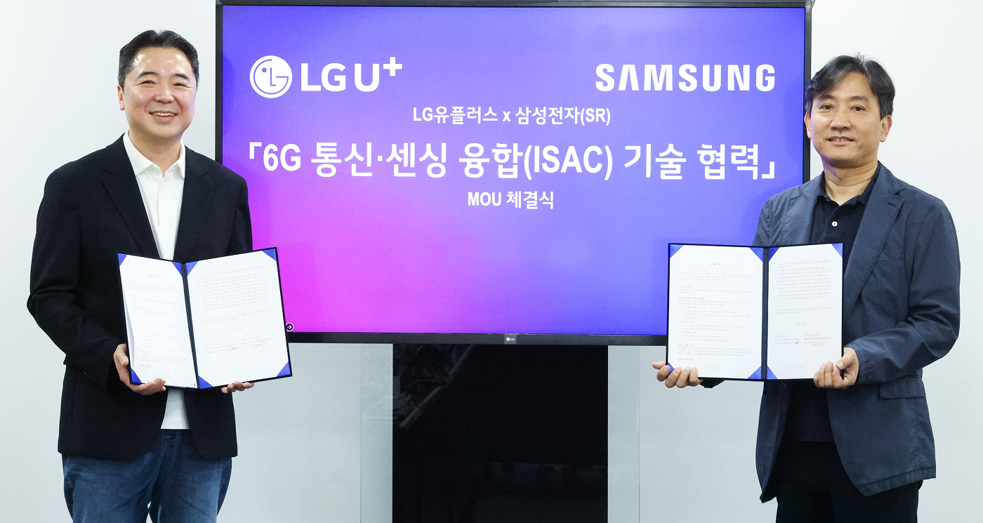 사진은 27일 오전 서울 강서구 LG사이언스파크 마곡사옥에서 열린 협약식에 이상엽 LG유플러스 CTO(왼쪽)와 정진국 삼성리서치 차세대통신연구센터장이 기념촬영을 하는 모습