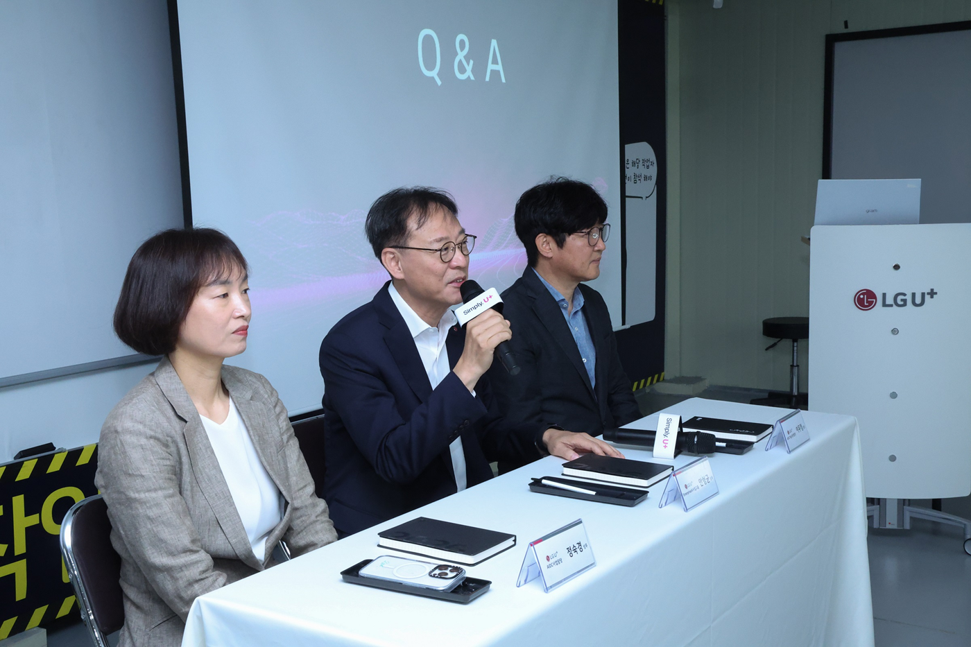 LG유플러스가 경기 파주시 AI데이터센터 건설 현장에서 차세대 AI 데이터센터 인프라 전략을 발표하고, 2030년까지 누적 수주 5조원을 달성하겠다는 계획을 발표했다.