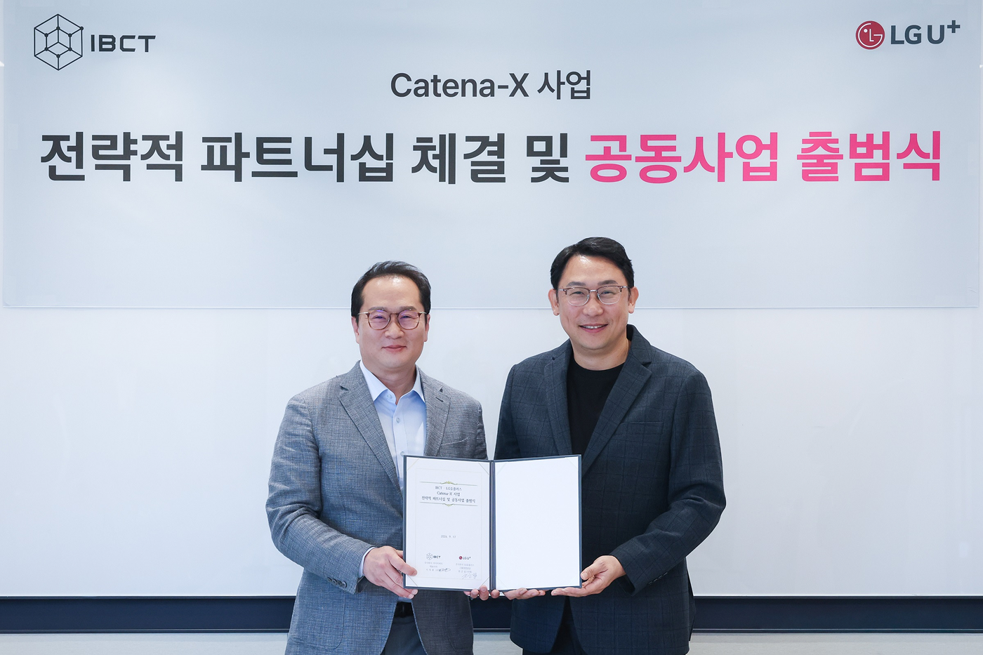 사진은 서울 용산구 LG유플러스 용산사옥에서 열린 ‘카테나-X 사업 전략적 파트너십 체결 및 공동사업 출범식’에서 권근섭 LG유플러스 고객그룹담당(오른쪽)과 이정륜 IBCT 대표가 기념사진을 촬영하고 있는 모습.