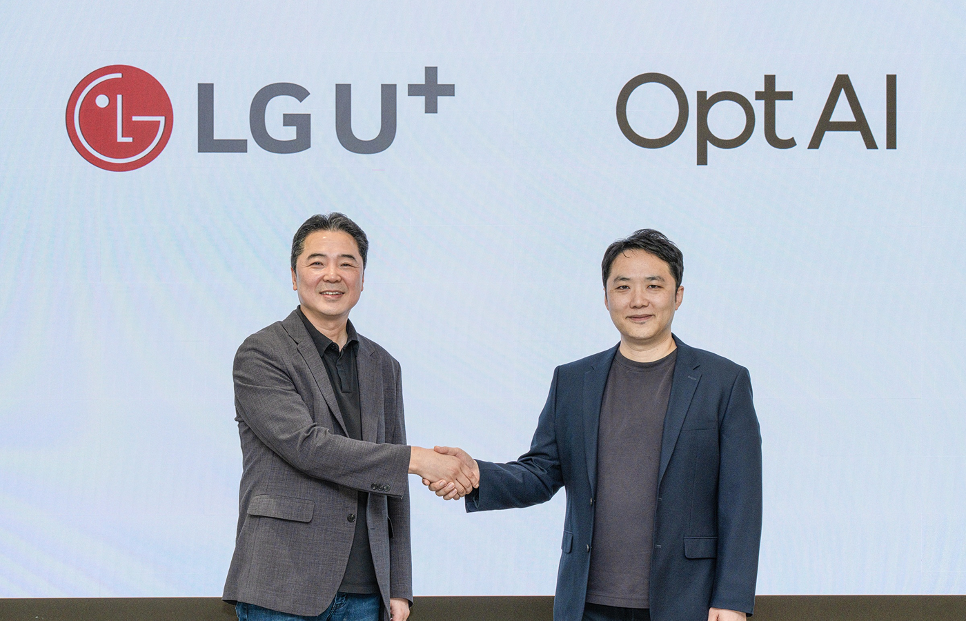 사진은 이상엽 LG유플러스 CTO(전무, 왼쪽)와 이재호 옵트에이아이 대표가 토큰 최적화 협력과 관련해 기념촬영을 하는 모습.