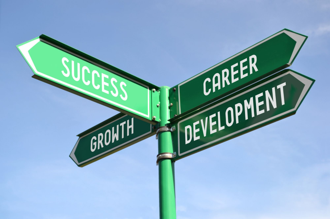 각각 success, growth, career, development를 가리키고 있는 이정표