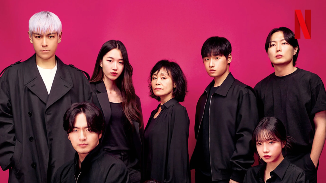 분홍색 배경으로 촬영된 오징어게임 시즌2 출연진 단체 사진.