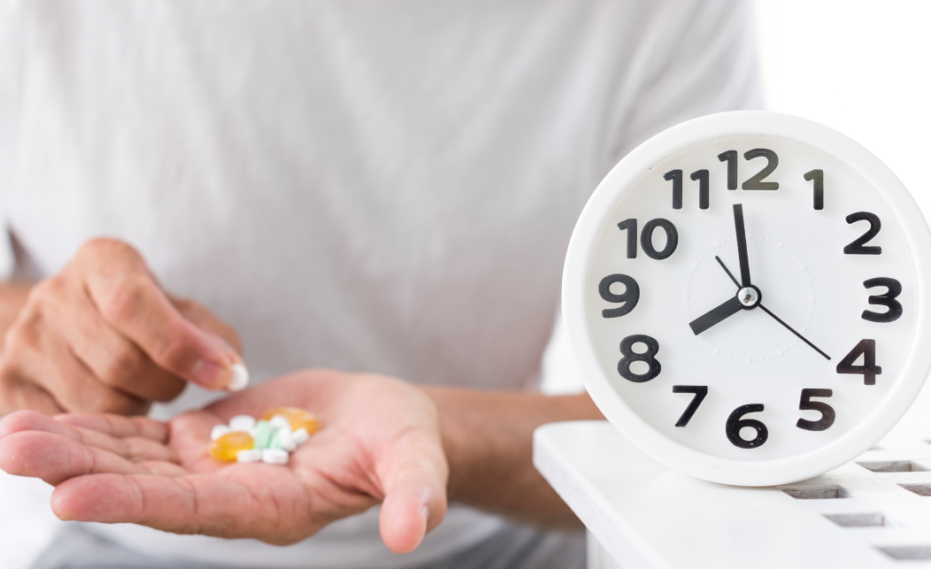 약을 먹는 사람과 영양제 먹는 시간을 나타내는 시계