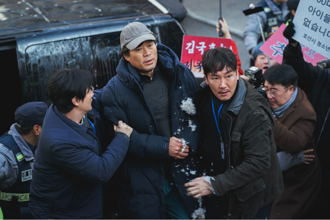 미스터리 스릴러 드라마 추천작 ‘노 웨이 아웃: 더 룰렛’의 스틸컷. 조진웅과 유재명